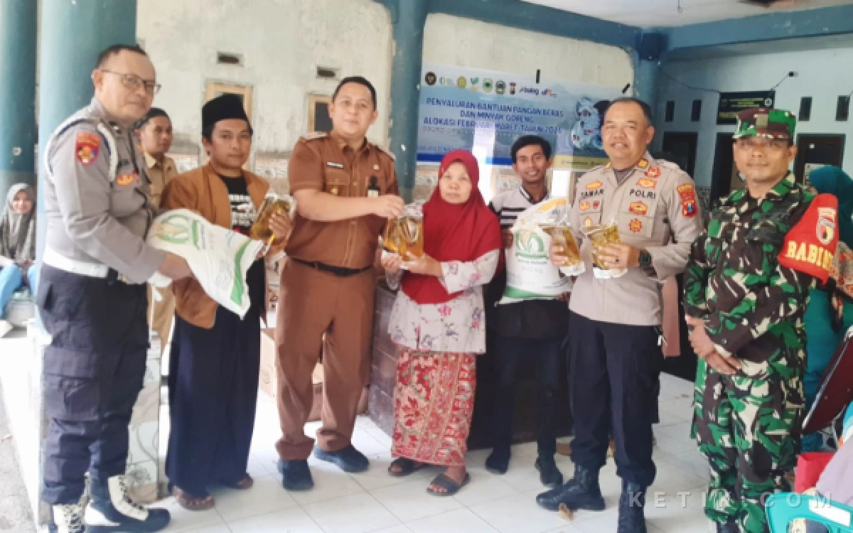 Thumbnail Berita - Diawasi Ketat Aparat, 5.824 Warga Curahdami Akhirnya Terima Bantuan Beras dan Minyak