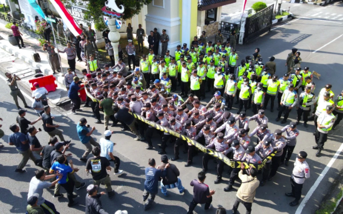 Thumbnail Berita - Polres Tegal Kota Gelar TFG dan Simulasi Pengamanan Hadapi May Day