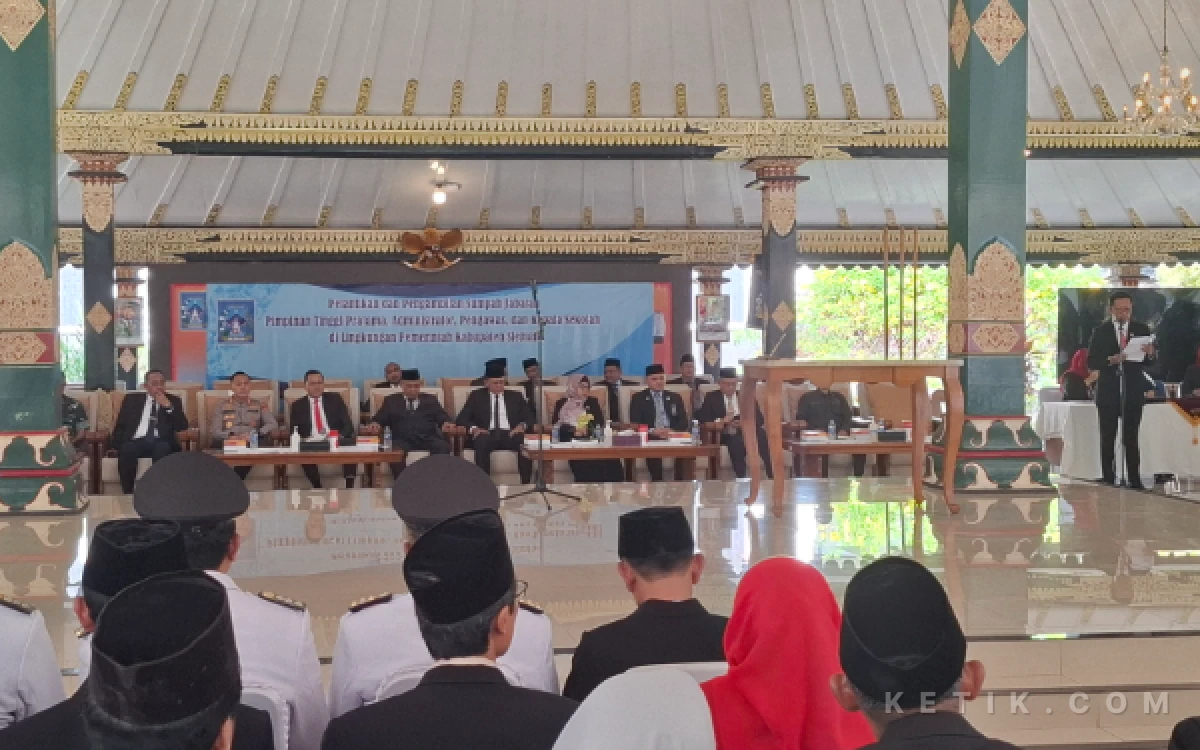 Thumbnail Berita - Bupati Sleman Harda Kiswaya Lantik 190 Pejabat, Ingatkan ASN Agar Tak Terobsesi Jabatan