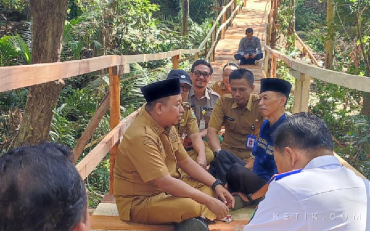 Thumbnail Berita - Jembatan Darurat Jadi Solusi Sementara, Wabup Bondowoso Minta Warga Ikut Menjaga