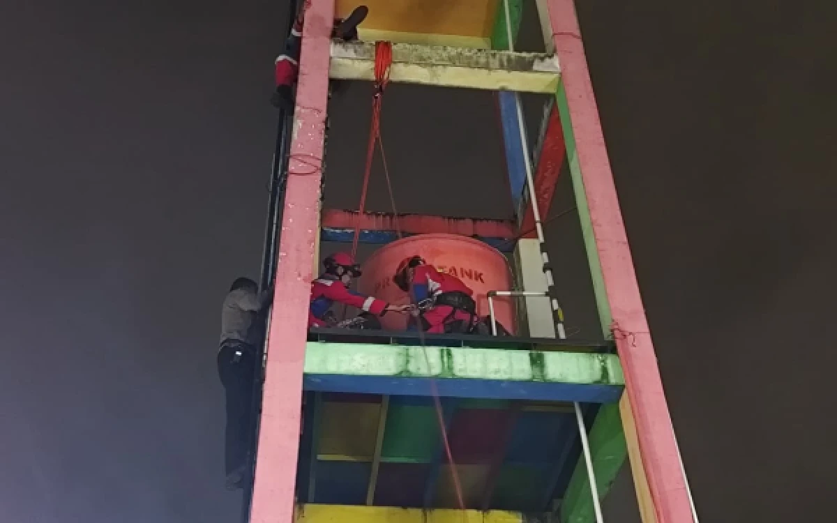 Thumbnail Berita - Aksi Heroik Petugas Selamatkan Remaja di Malang, Polisi Tekankan Pentingnya Kepekaan Sosial