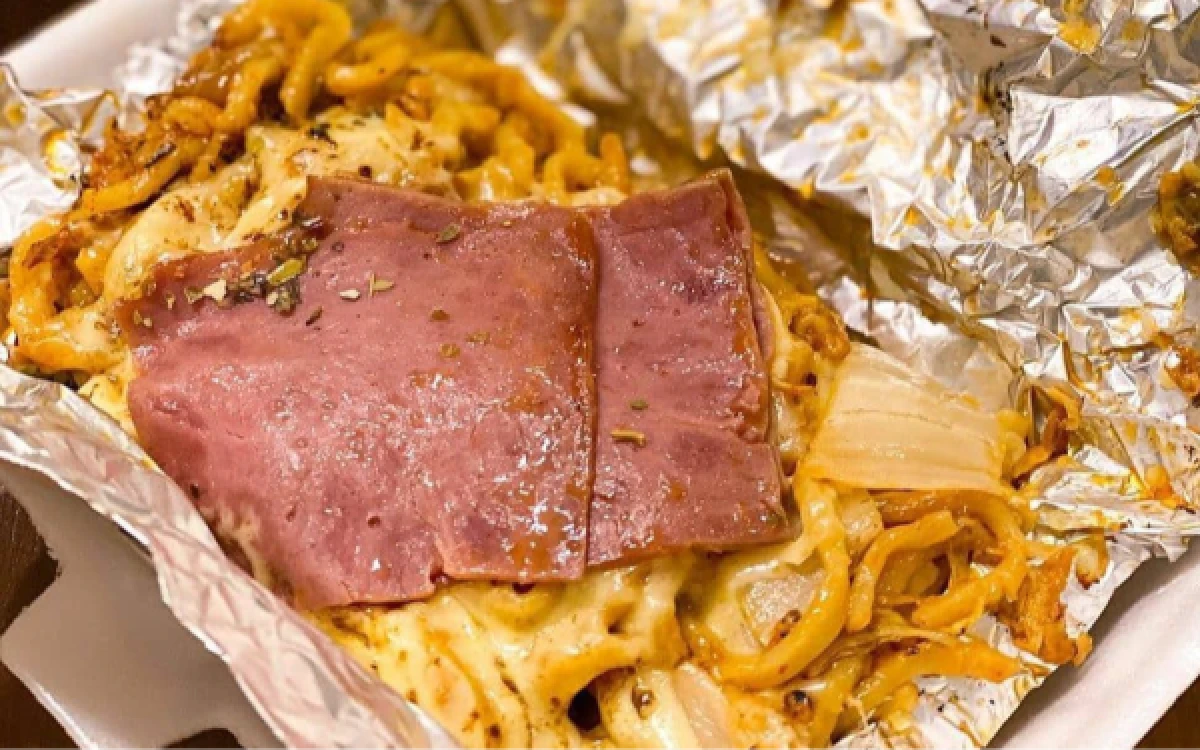 Thumbnail Berita - Mie Bakar Celaket, Pelopor Mie Bakar Pertama di Kota Malang yang Bikin Ketagihan