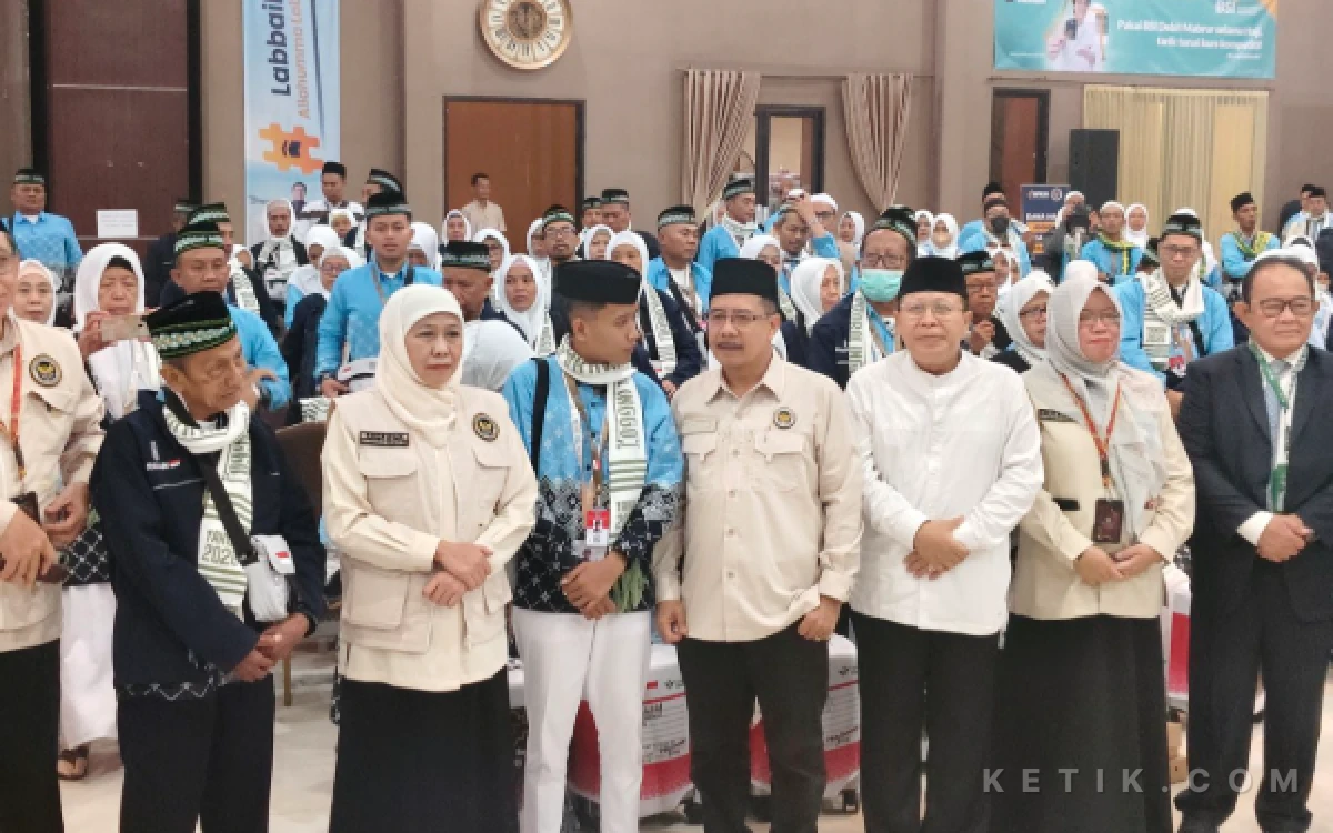 Thumbnail Berita - Bertemu Kloter 1 JCH 2026, Gubernur Khofifah Doakan Perjalanan Lancar