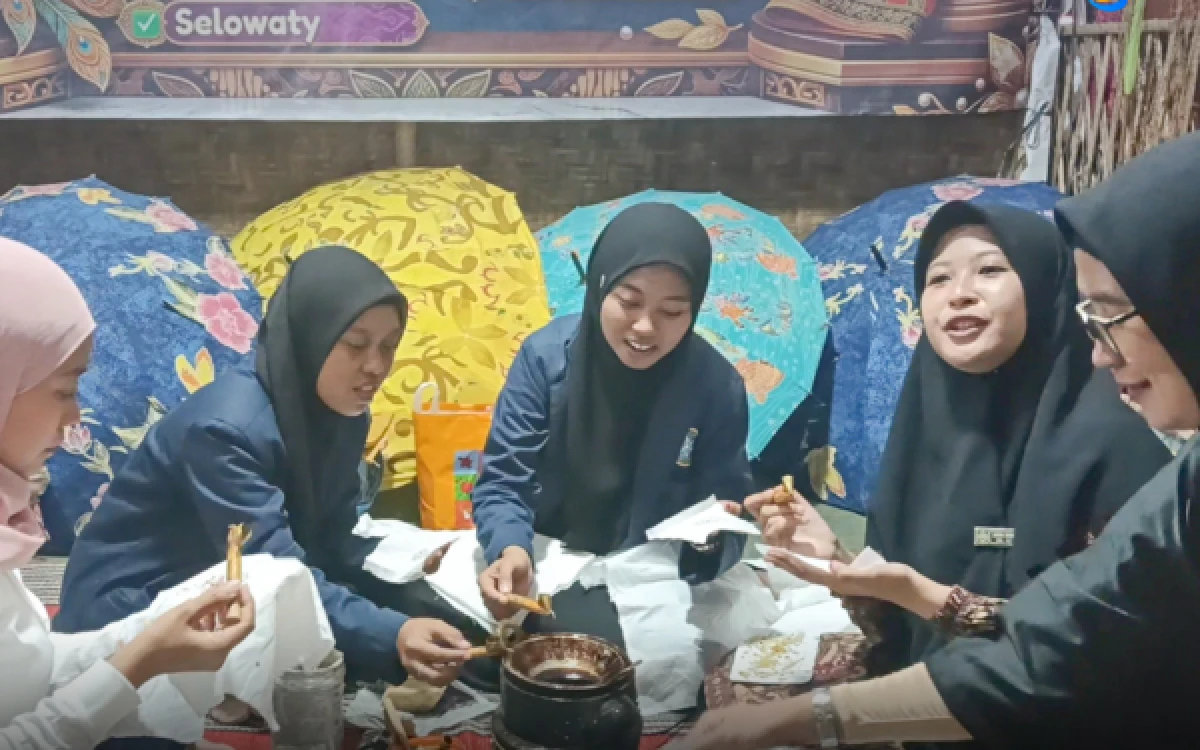 Thumbnail Berita - Mahasiswa UNUJA Unjuk Gigi Membatik di HARJAKAPRO ke-280