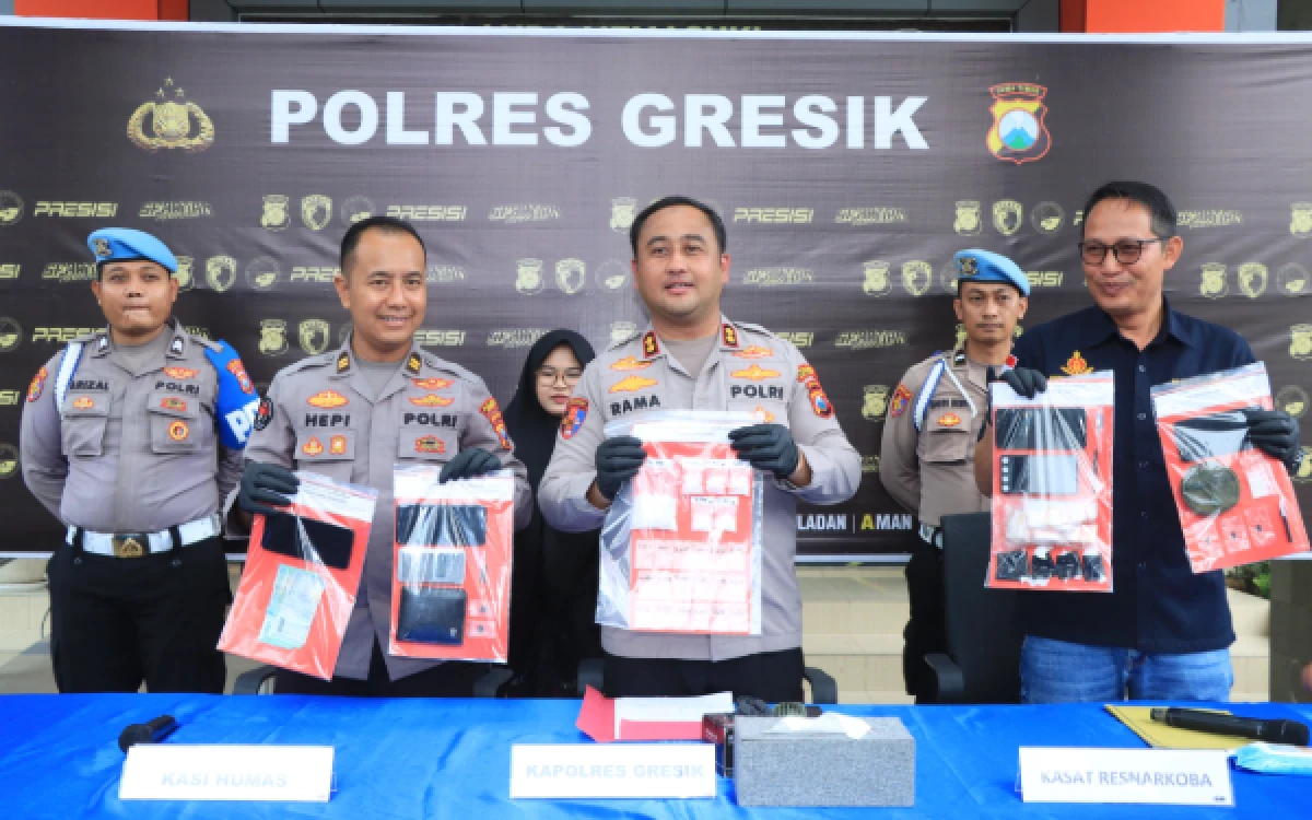 Thumbnail Berita - Polres Gresik Sita 68 Gram Sabu, Jaringan Pengedar Lintas Kota Surabaya-Gresik Berhasil Dibongkar