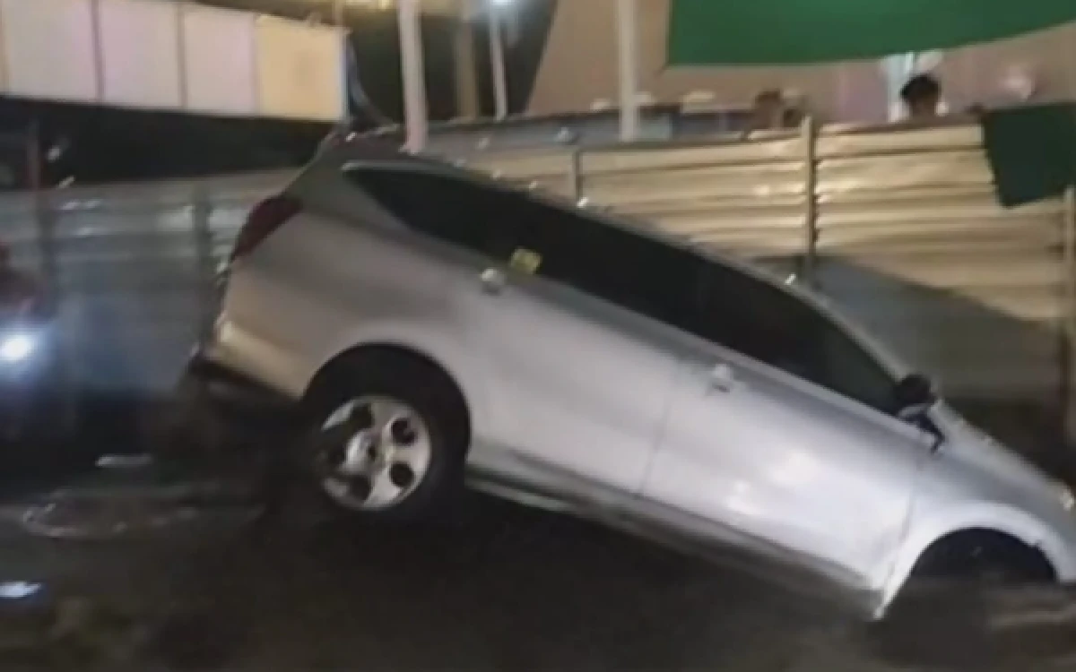 Mobil Terperosok ke Saluran Air di Semolowaru, Tim Call 112 Surabaya Gercep Evakuasi