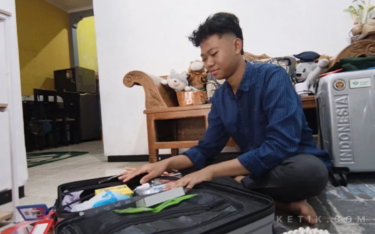 Thumbnail Berita - Mengharukan, Remaja 16 Tahun dari Kota Malang Berangkat Haji Demi Gantikan Mendiang Ayahnya