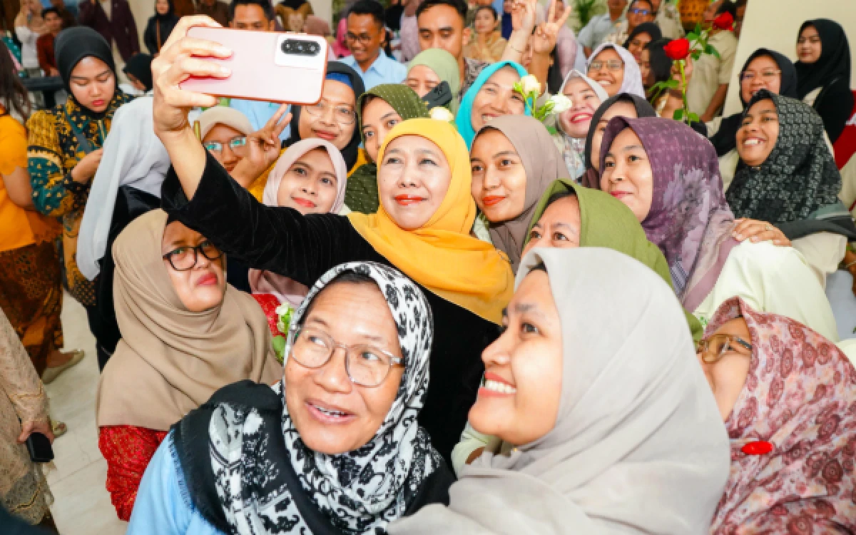 Thumbnail Berita - Kado Hari Kartini dari Khofifah, Ratusan Buruh Rokok dan Pelaku Usaha Perempuan Terima Bantuan Modal