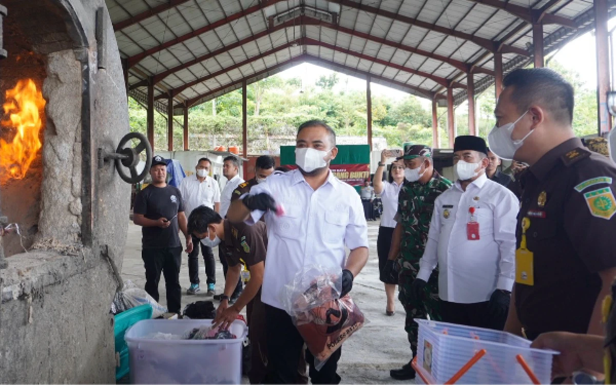 Thumbnail Berita - Kejari Batu Musnahkan Barang Bukti 28 Perkara, Didominasi Narkotika dan Obat Terlarang