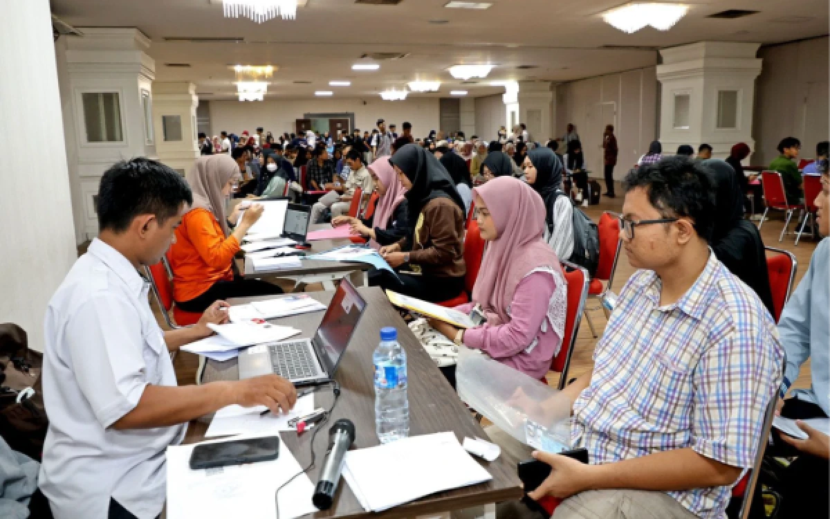 Thumbnail Berita - Eri Cahyadi Perintahkan Camat-Lurah Sisir Kampung, Pastikan Arek Suroboyo Tak Gagal Kuliah