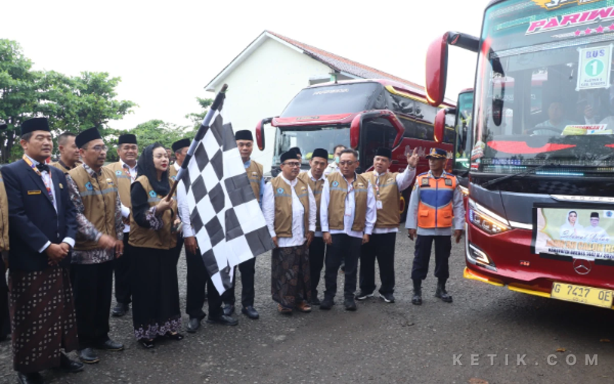 Thumbnail Berita - Bupati Brebes Lepas Calon Haji, Total Jemaah 2026 Naik Signifikan Jadi 1.295 Orang