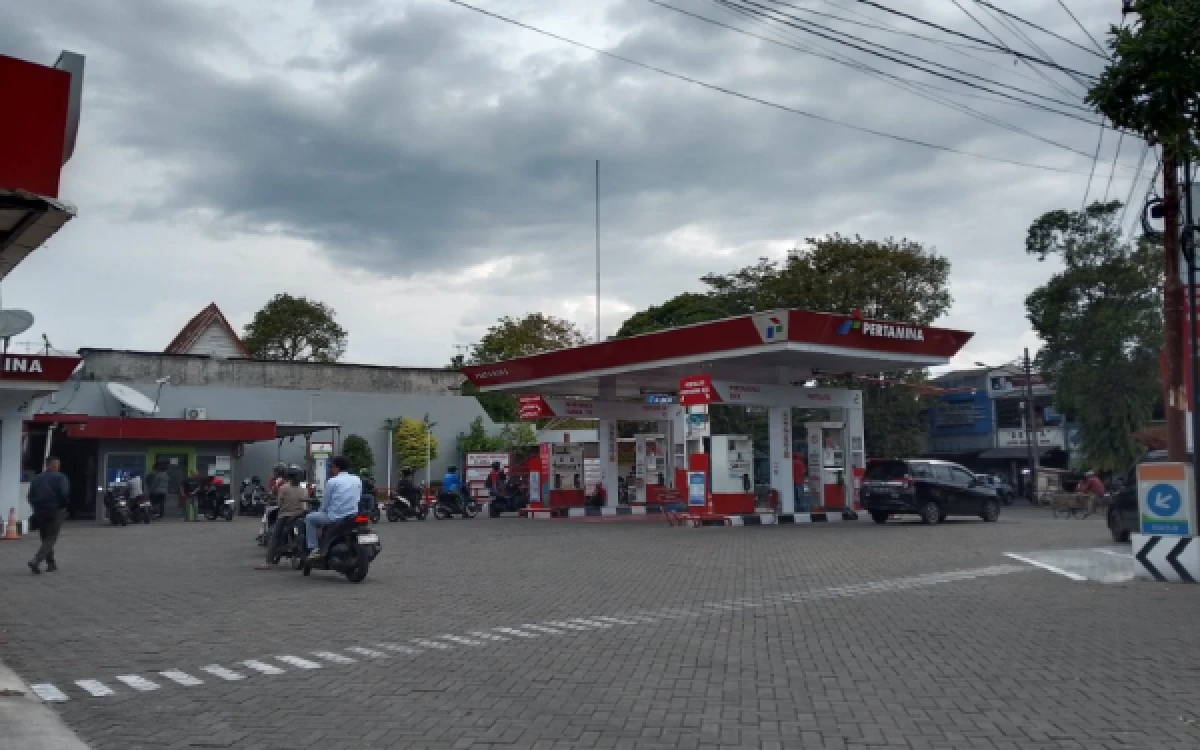 Thumbnail Berita - Layani Transaksi Ilegal Penjualan BBM Subsidi, Pertamina Sanksi SPBU Jalan Yulius Usman Kota Malang