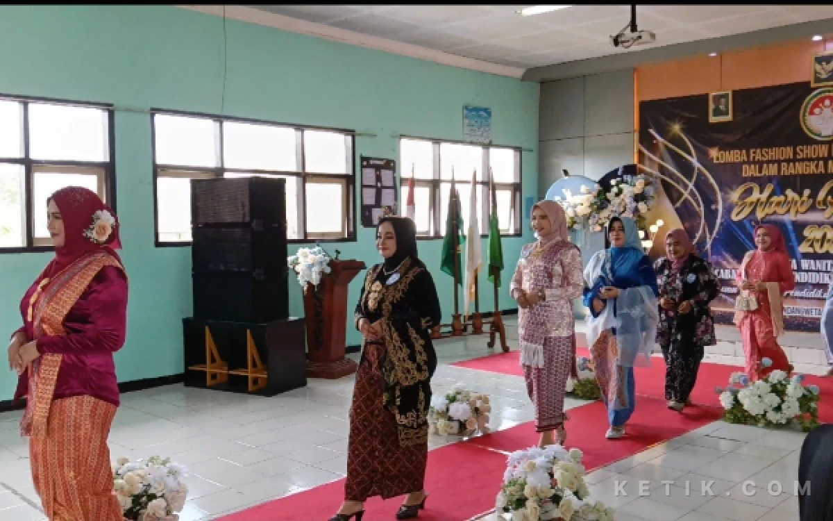 Thumbnail Berita - Gelar Fashion Show dan Lomba Puisi, Cara DWP Cabdindik Pasuruan Peringati Hari Kartini 2026