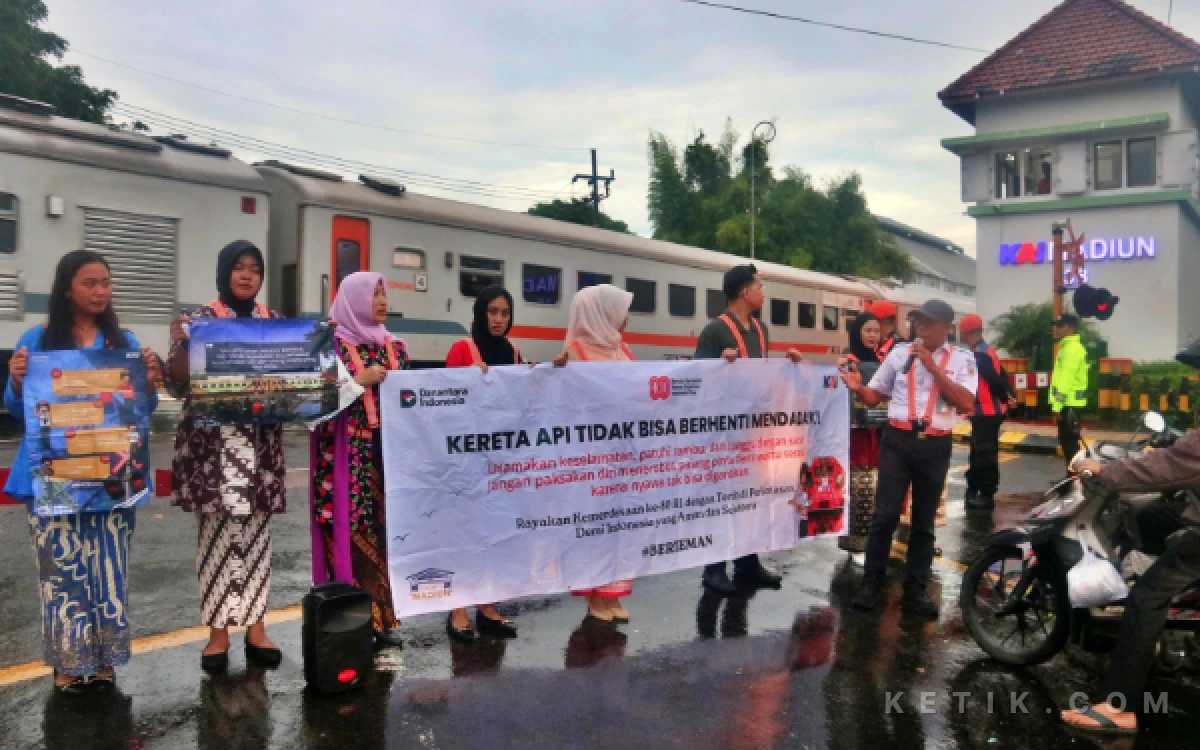 Thumbnail Berita - Gunakan Kebaya, KAI Daop 7 Madiun Gelar Sosialisasi Keselamatan sekaligus Peringati Hari Kartini