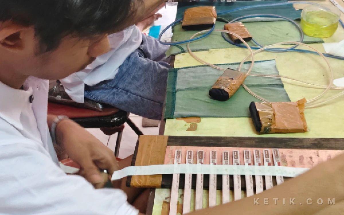 Thumbnail Berita - Kisah Pembuat Gelang JCH Embakarsi Surabaya, Tersengat Listrik Jadi Makanan Sehari-Hari