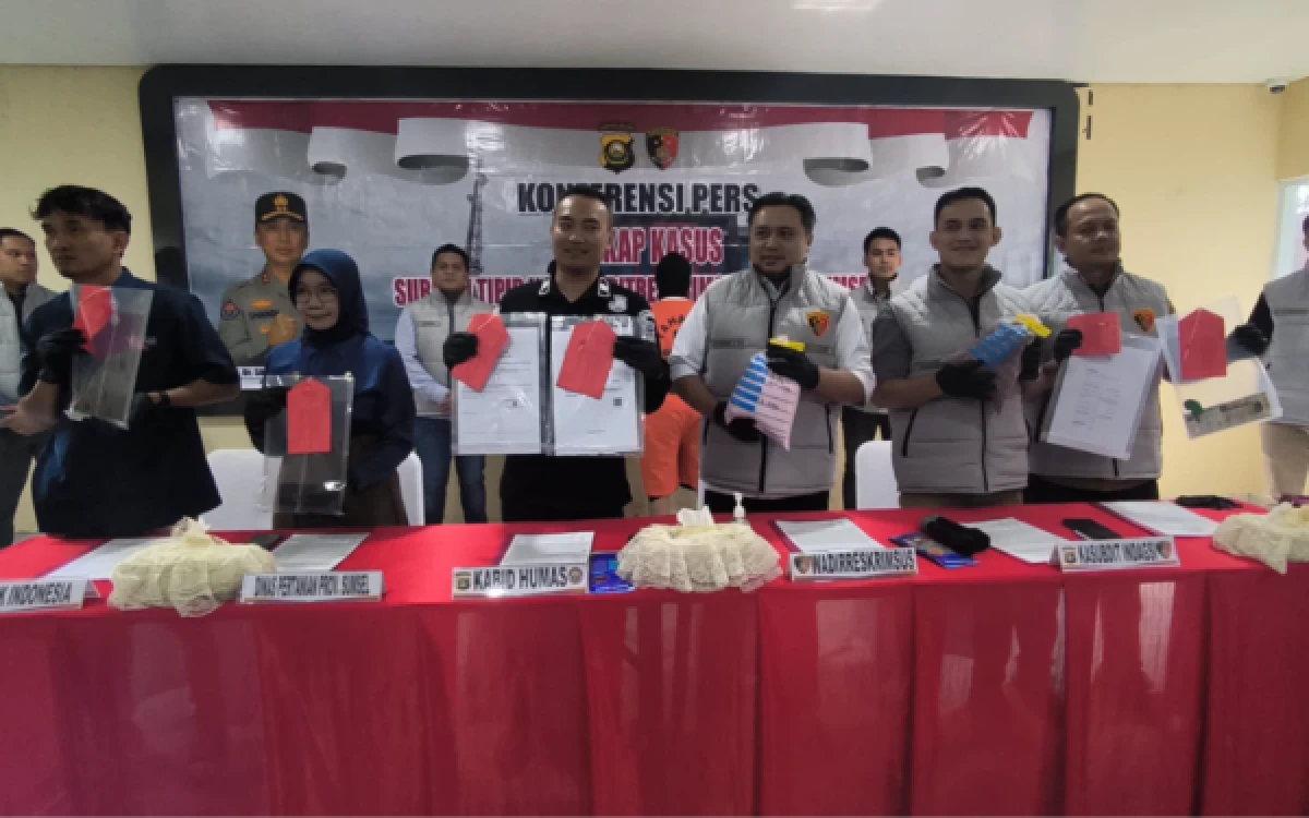 Thumbnail Berita - 10 Ton Pupuk Subsidi Diselewengkan! Polda Sumsel Bongkar Praktik Ilegal, 3 Tersangka Dibekuk