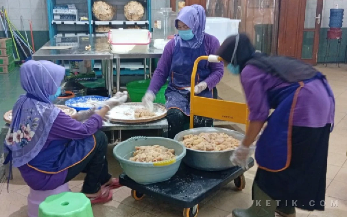 Thumbnail Berita - Mengintip Kesigapan Dapur Asrama Haji Embarkasi Surabaya, Kelola 150 Kg Beras untuk Ribuan Jemaah