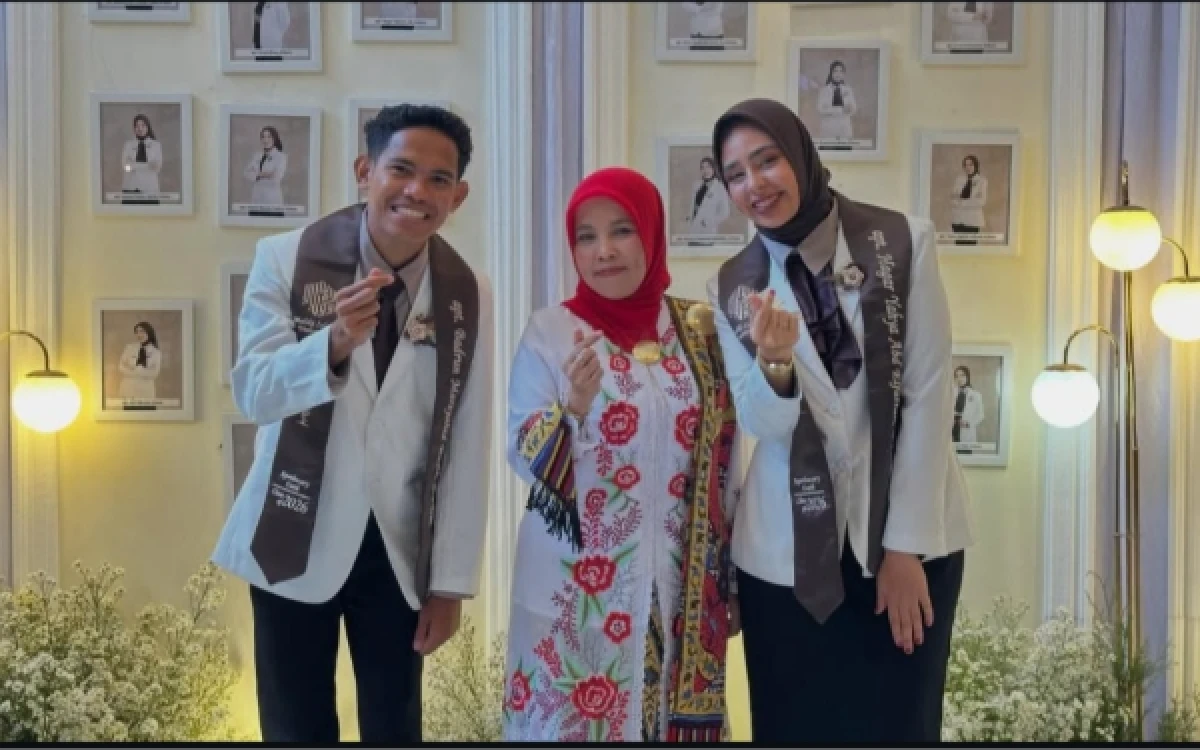 Thumbnail Berita - Cetak Sejarah! Mahasiswa Mesir dan Putra NTT Lulus Profesi Apoteker UIN Malang