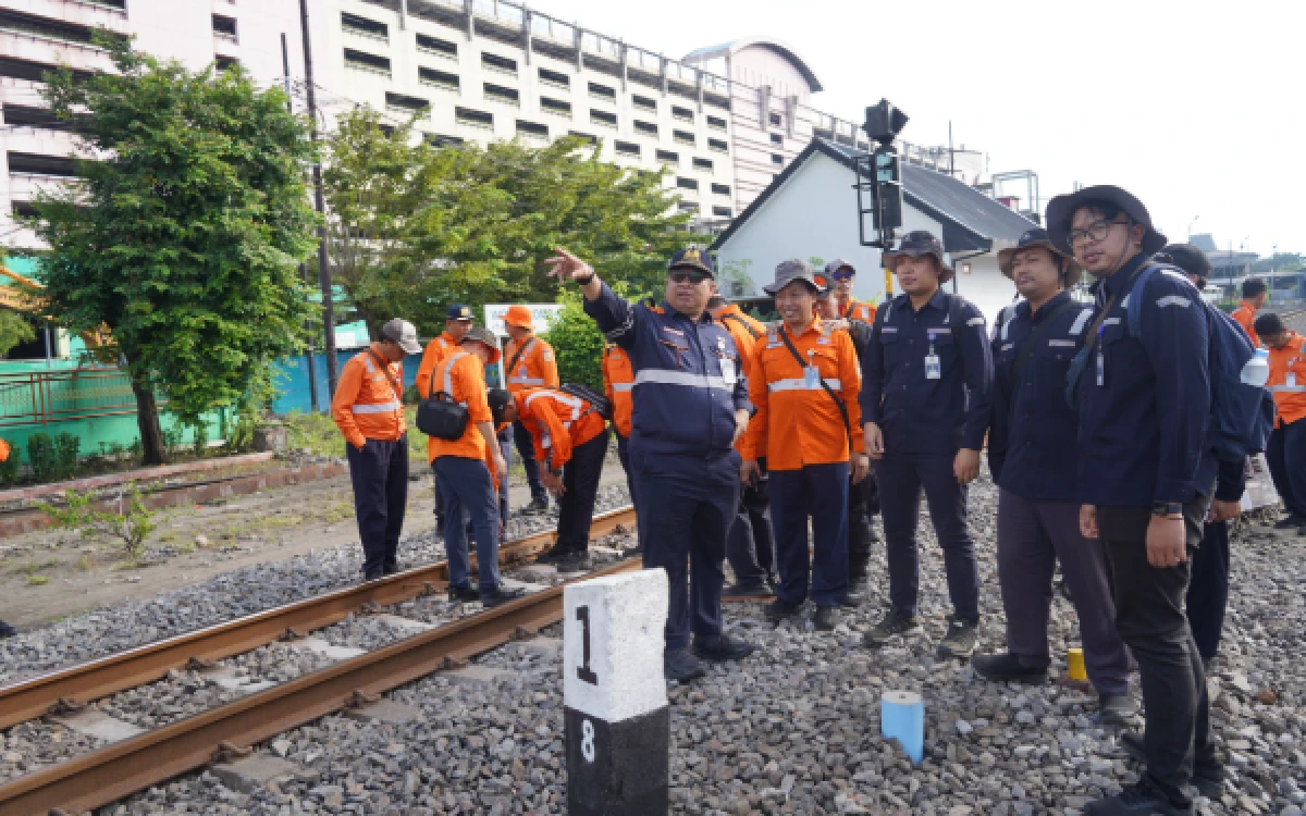 Thumbnail Berita - Pastikan Kesiapan Double Track, KAI Daop dan BTP kelas 1 Surabaya  Cek Lintas di Wonokromo - Sepanjang