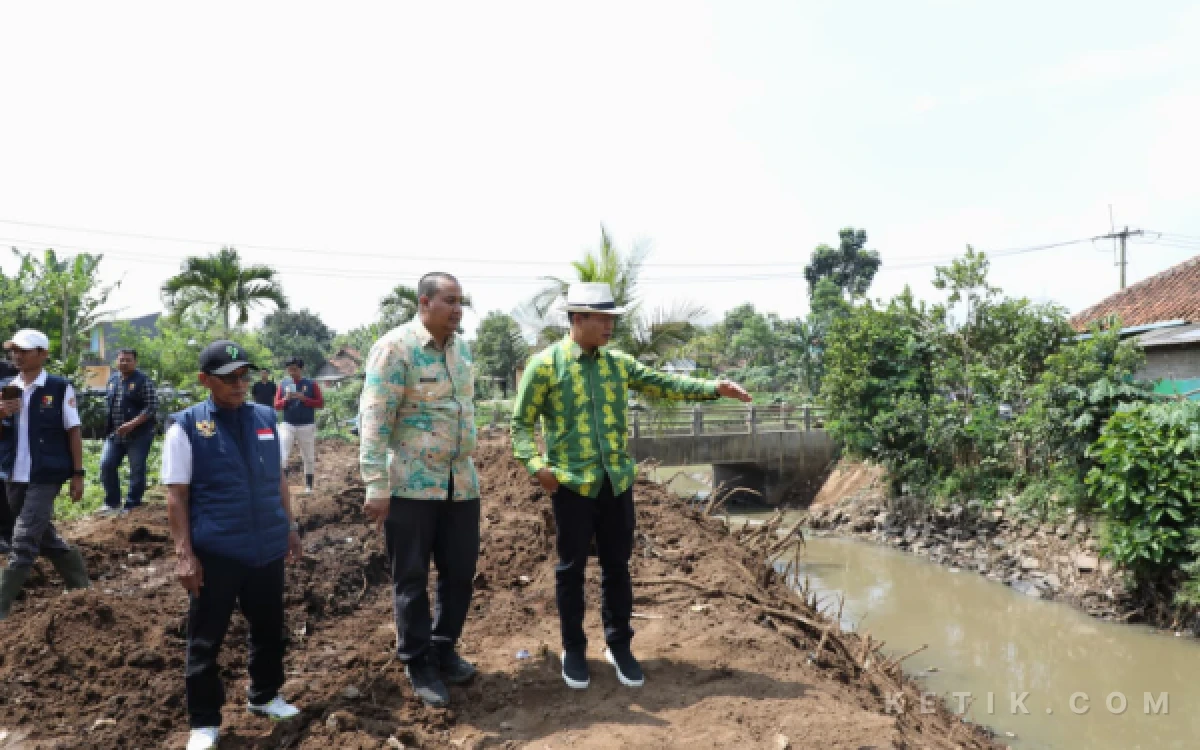 Thumbnail Berita - Kolaborasi Pentahelix Bergerak, Bupati KDS Tinjau Langsung Progres Sungai Cisunggalah