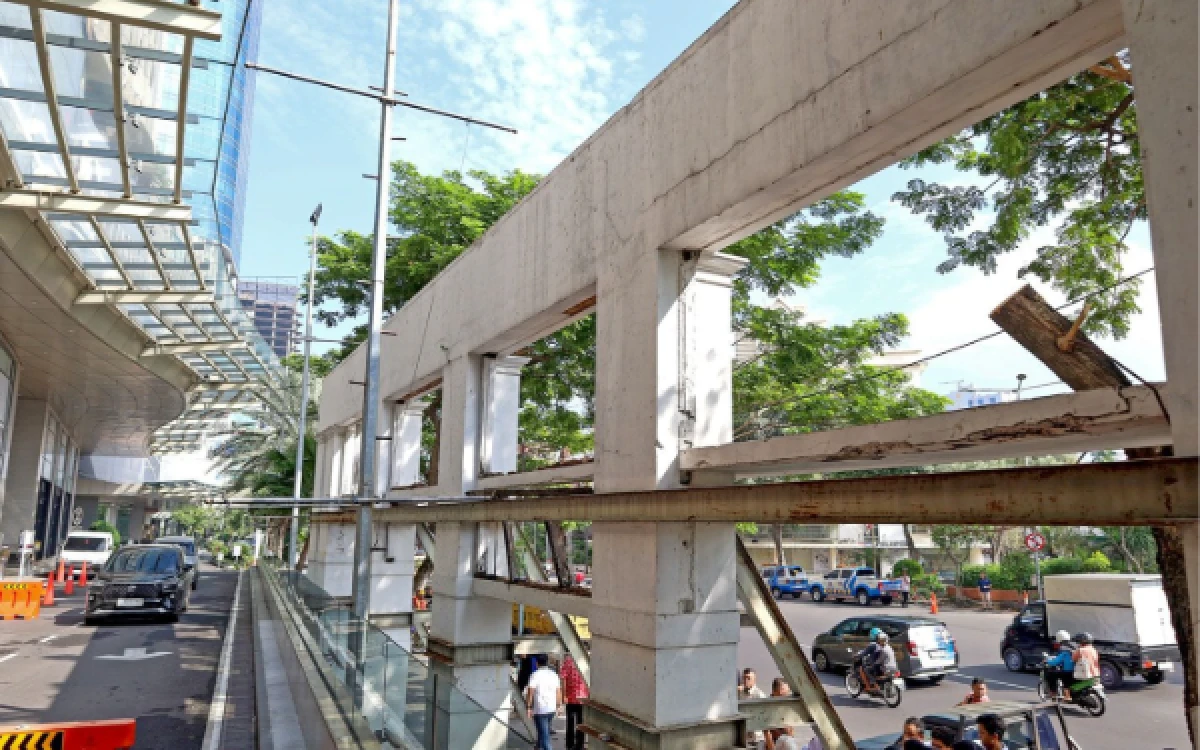 Thumbnail Berita - Fasad Eks Toko Nam Dibongkar, Pemkot Surabaya Kembalikan Fungsi Trotoar Embong Malang