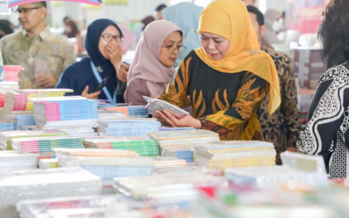 Hari Buku Sedunia 2026, Gubernur Khofifah Ajak Perkuat Literasi untuk Wujudkan SDM Berdaya Saing Global