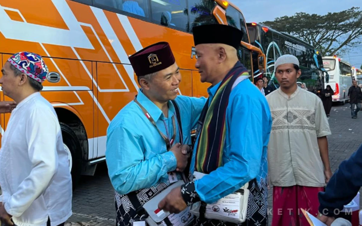 Thumbnail Berita - Bahagia dan Haru Jadi Satu! Ratusan Jemaah Calon Haji Kota Malang Berangkat ke Tanah Suci