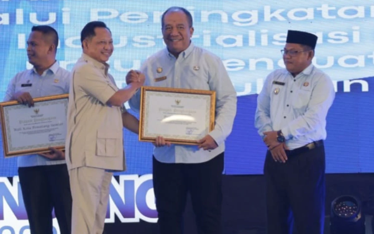 Thumbnail Berita - Bupati Asahan Terima Penghargaan Mendagri atas Bantuan Pascabencana untuk Bireuen