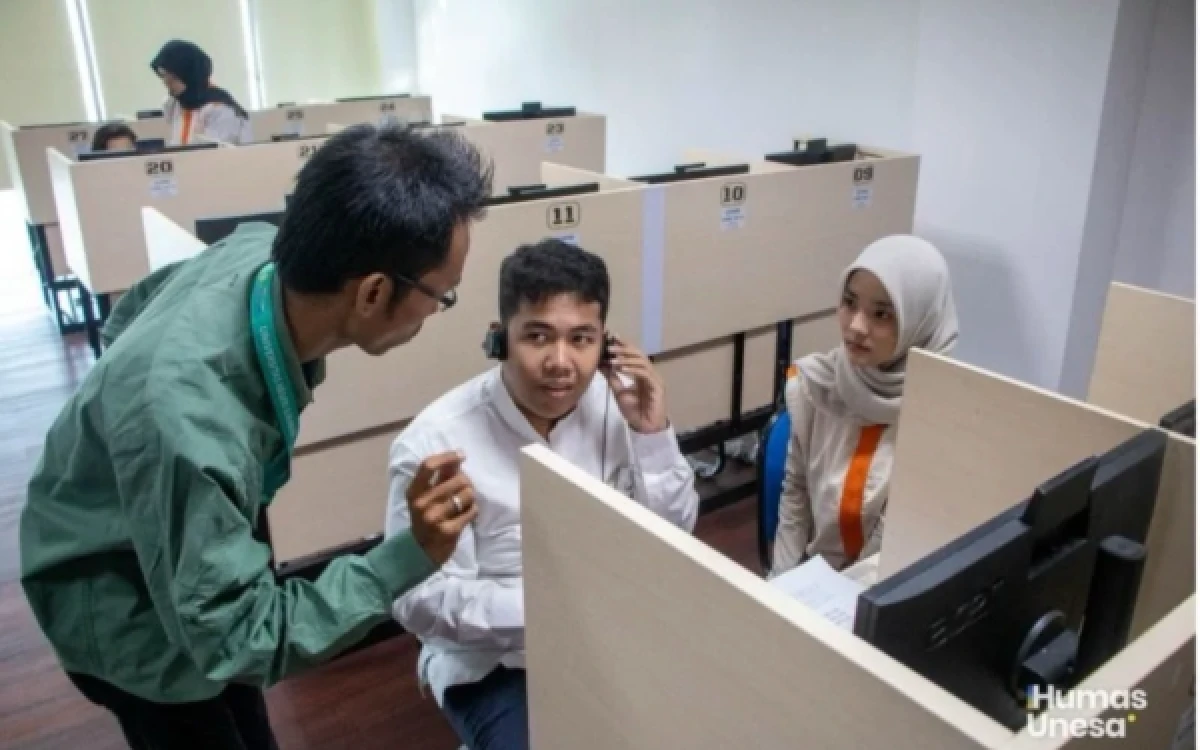 Thumbnail Berita - Empat Peserta Tunanetra Ikuti UTBK di Unesa, Didukung Pendamping dan Teknologi Khusus