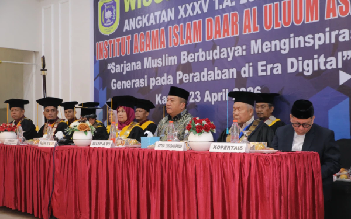 Thumbnail Berita - Wisuda XXXV IAIDU Asahan: Bupati Taufik Terima Penghargaan dan Ajak 110 Sarjana Jadi Agen Perubahan