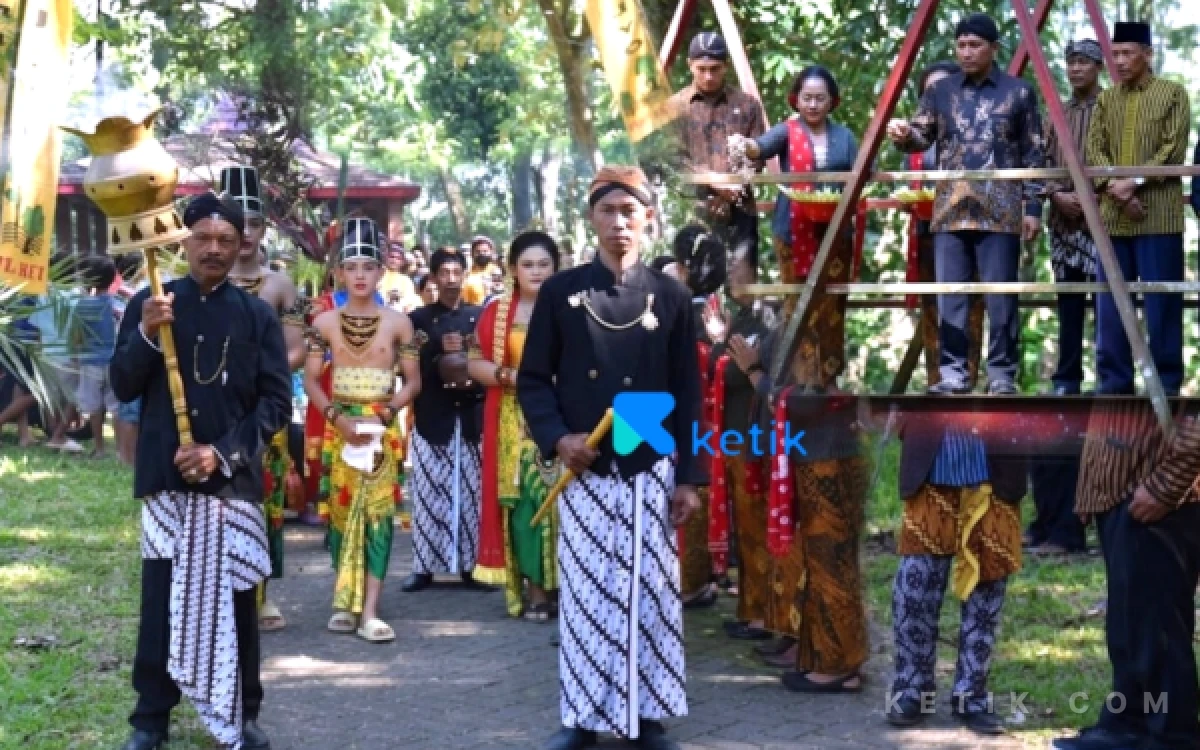 Thumbnail Berita - Lestarikan Tradisi Ulur-Ulur Telaga Buret, Plt Bupati Tulungagung Dorong Penguatan Wisata Budaya