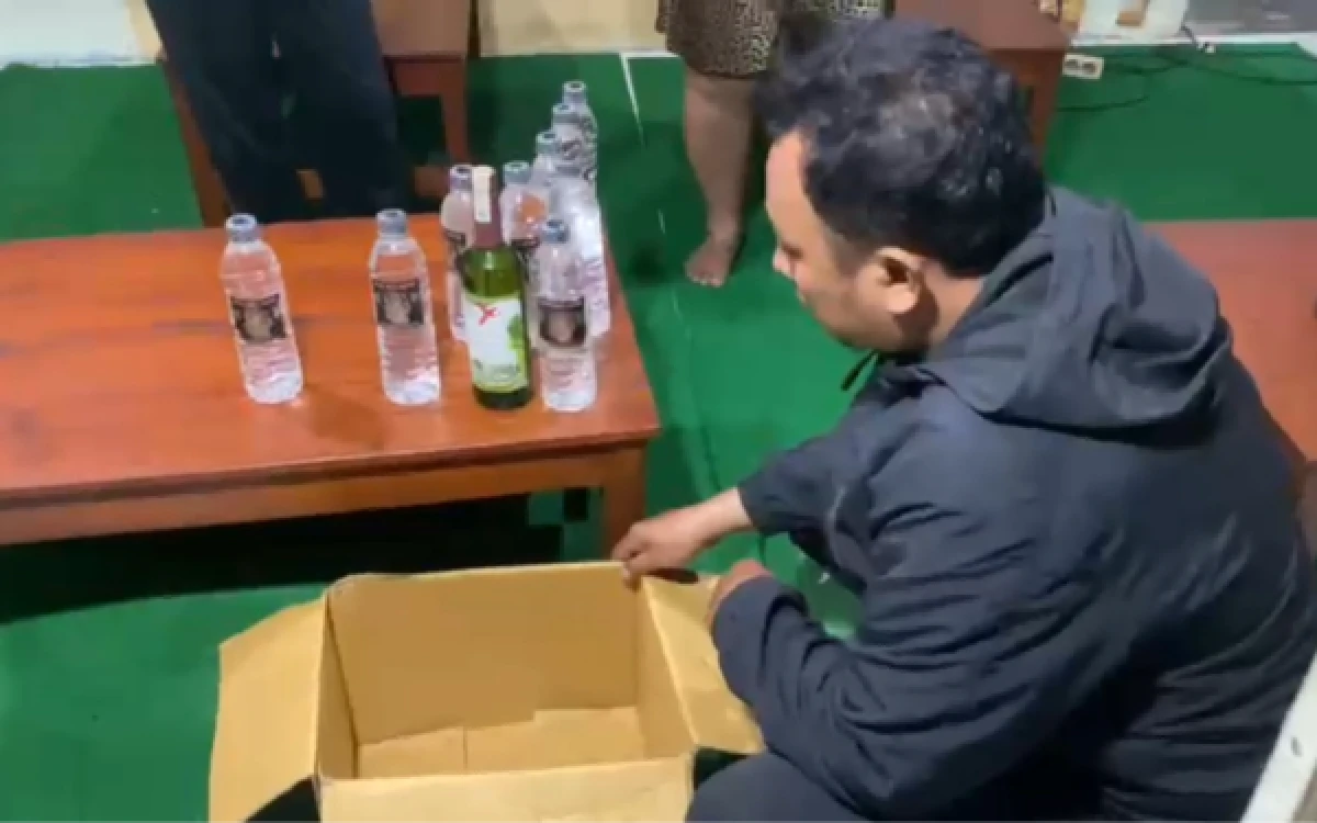 Thumbnail Berita - Razia Kafe Remang-Remang, Polsek Kedungkandang Amankan 179 Botol Miras