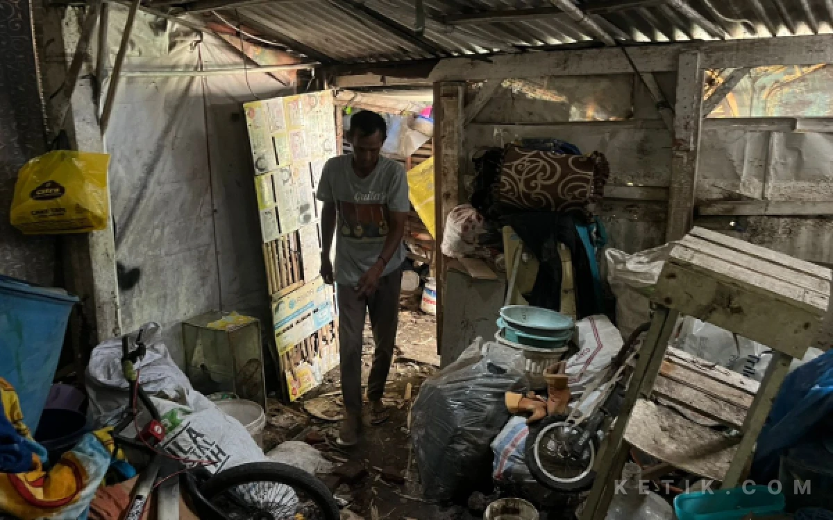 Thumbnail Berita - Hidup Sunyi di Balik Tumpukan Sampah, Potret Getir Kuswoyo yang Terasing di Jantung Kota Malang