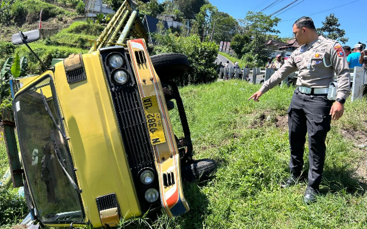 Thumbnail Berita - Diduga Gagal Menanjak, Truk Terjun ke Jurang di Giripurno Kota Batu