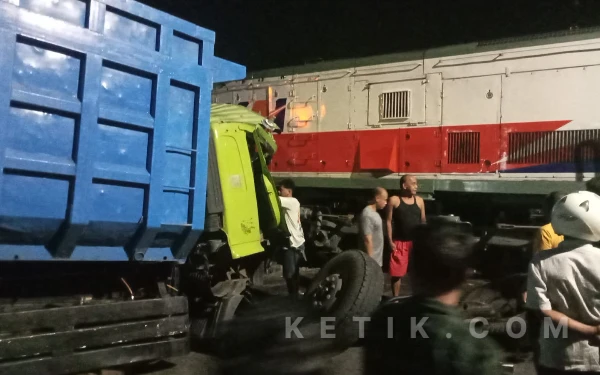 Thumbnail Berita - KA Dhoho Tabrak Truk Mogok di Perlintasan Imam Bonjol Kota Blitar, Perjalanan Sempat Tersendat