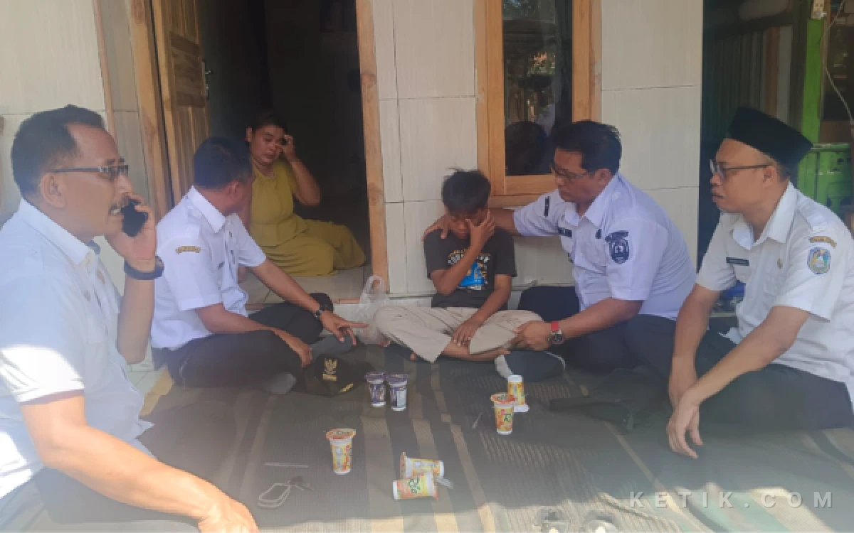 Thumbnail Berita - Wujud Kepedulian Pendidikan, Camat Asembagus Bujuk Anak Kembali Sekolah