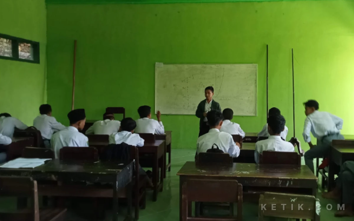 Thumbnail Berita - Miris, 1.114 Guru Honorer Kemenag Pacitan Hanya Terima Rp250 Ribu per Bulan