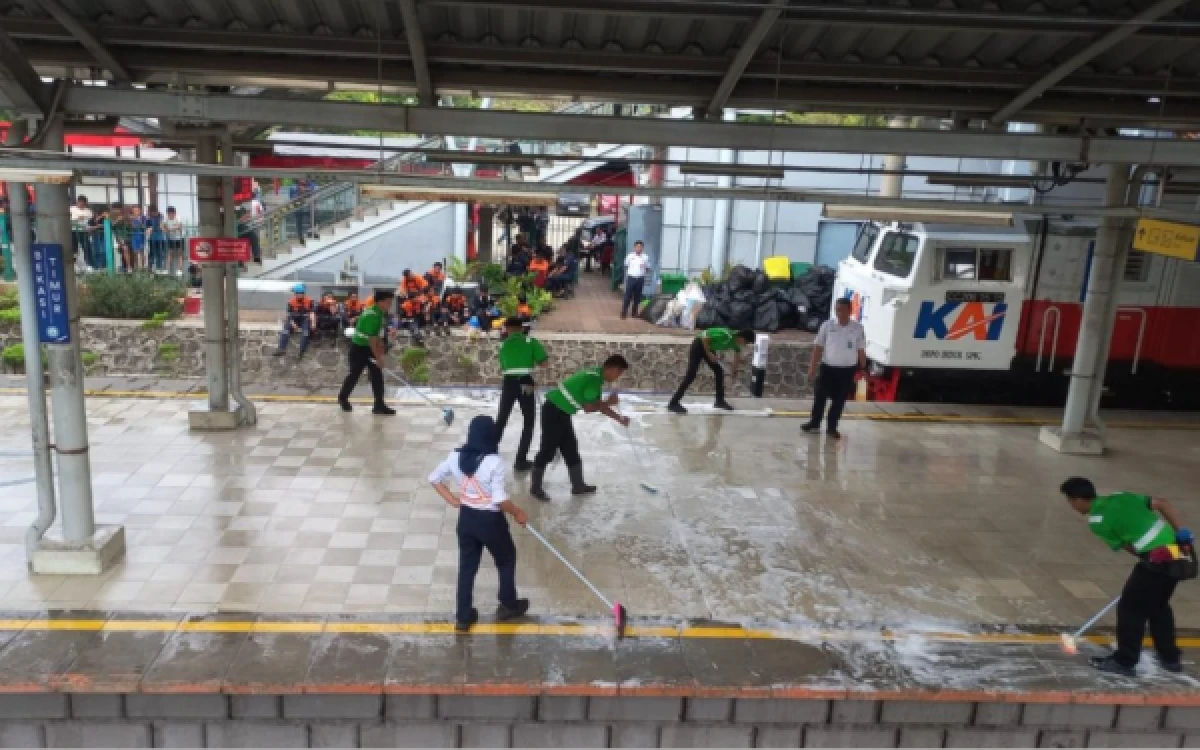 Thumbnail Berita - Tak Kenal Lelah, Petugas Cleaning di Stasiun Bekasi Timur Terus Bersihkan Sisa Kecelakaan