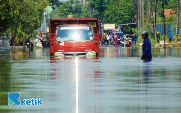 Thumbnail Bupati Subandi Usulkan Peninggian Jalan, Banjir Jalan Raya Porong Terjadi Begitu Cepat