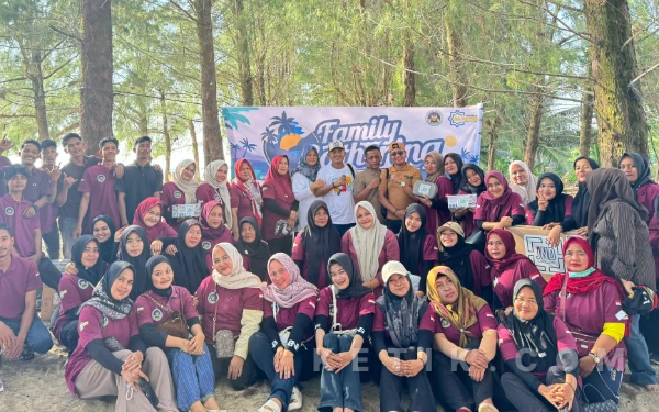 Thumbnail Berita - Perkuat Solidaritas, Relawan SPPG Yayasan Alfatih Gathering Family di Pantai Bali
