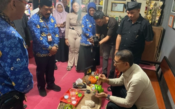 Thumbnail Menteri Kebudayaan Fadli Zon Warnai Topeng Malangan di Padepokan Asmorobangun