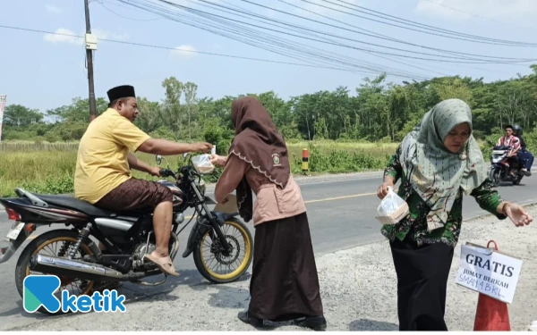 Thumbnail Berita - Jumat Berkah, Double Track SMAN 4 Bangkalan Bhakti Karya Bagikan 215 Paket Nasi untuk Masyarakat