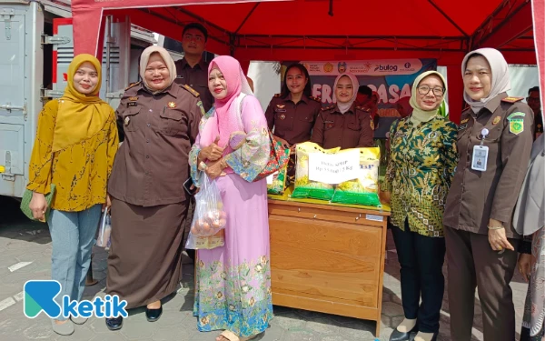 Thumbnail Berita - Pasar Murah Kejari Situbondo Diserbu Ratusan Masyarakat