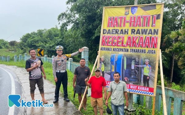 Thumbnail Satlantas Polres Way Kanan dan Warga Pasang Banner Imbauan Keselamatan dan Ketertiban Berkendara