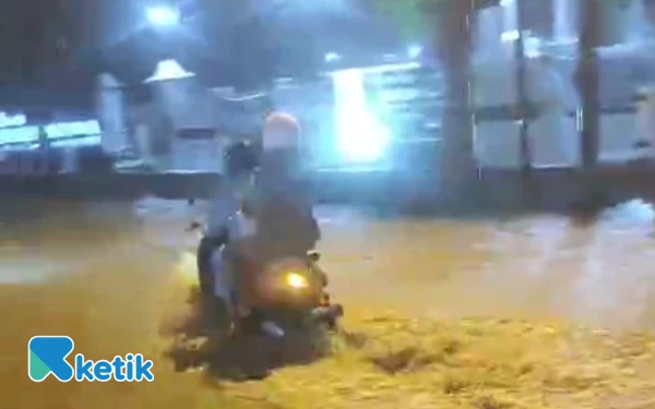 Thumbnail Berita - Drainase Meluap, Hujan Lebat Picu Banjir di Sejumlah Ruas Jalan Pacitan
