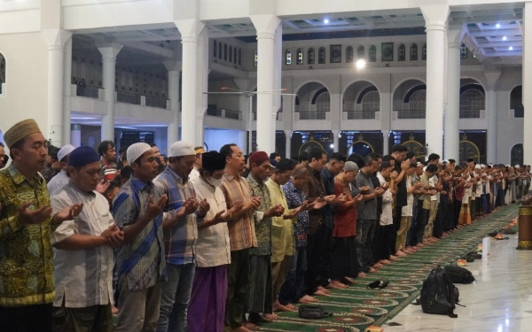 Thumbnail Doa Dari Surabaya Untuk Alm Affan! Ribuan Jamaah Masjid Al Akbar Ikuti Salat Gaib