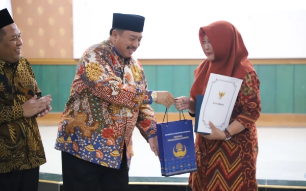 Thumbnail Berita - 111 ASN Pemkab Jombang Terima SK Purnatugas, Bupati Warsubi: Terima Kasih Atas Pengabdian