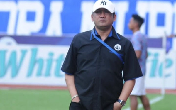 Thumbnail Tak Dampingi Tim, Manajer Arema FC Tersandung Kasus Rokok Ilegal