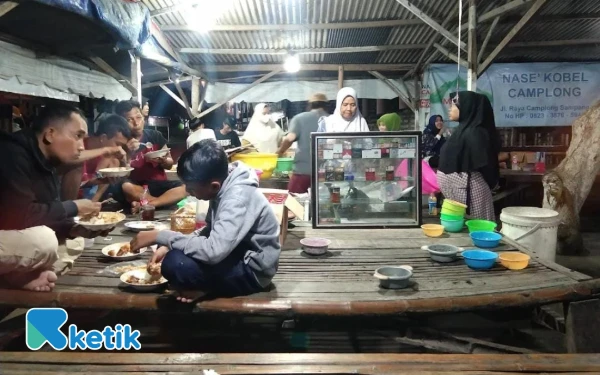 Thumbnail Berita - Nasi Kobel Bu Aminah, Kuliner Khas Nelayan Madura di Camplong Sampang