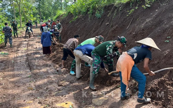 Thumbnail Berita - Gotong Royong, Satgas TMMD ke-127 Kodim 0823/Situbondo dan Masyarakat Kebut Pembuatan Drainase